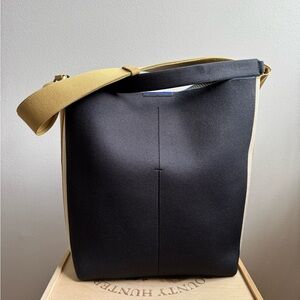 ROTHY’s Bucket bag - ink and ivory